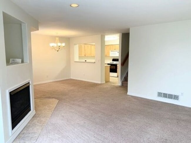 Building Photo - Beautiful Townhome in South Ft Collins!