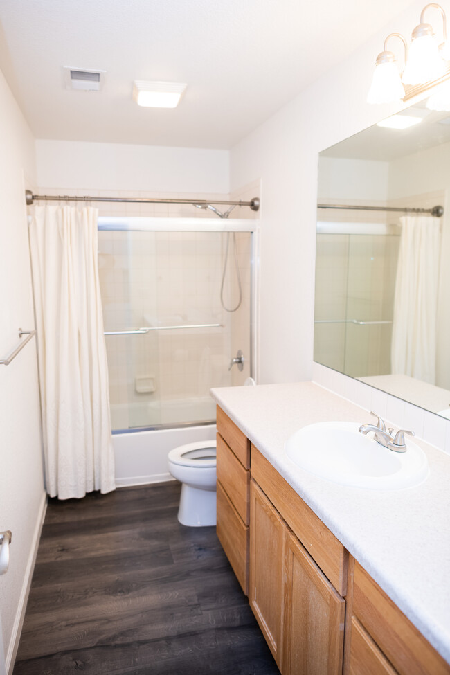 Full Bathroom - 6806 W 3rd St