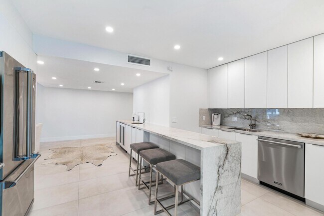 Building Photo - 2600 S Ocean Blvd