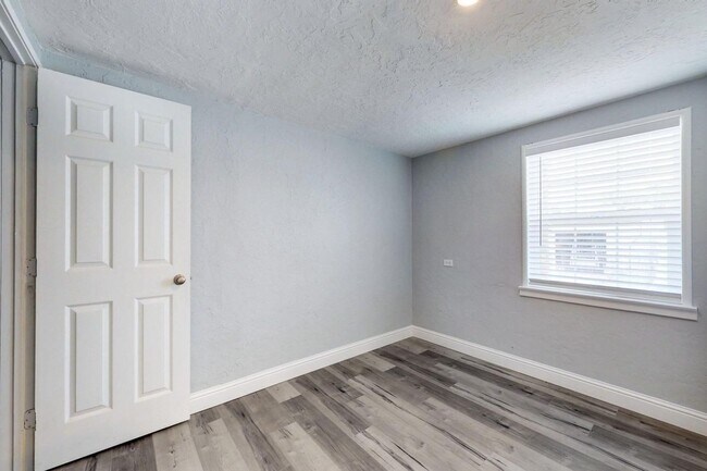 Building Photo - Beautiful and Cozy 2BR 1BA Apartment w/ 1 Car Garage + Fenced Yard + Quartz Countertops in Roseville