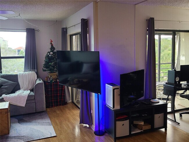 Building Photo - 2306 S Cypress Bend Dr