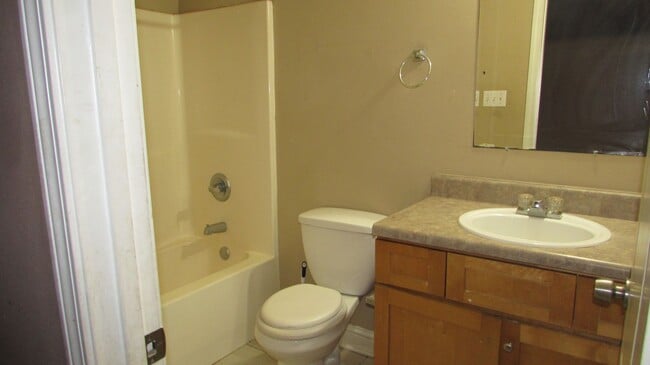 Building Photo - 3 BEDROOM DUPLEX
