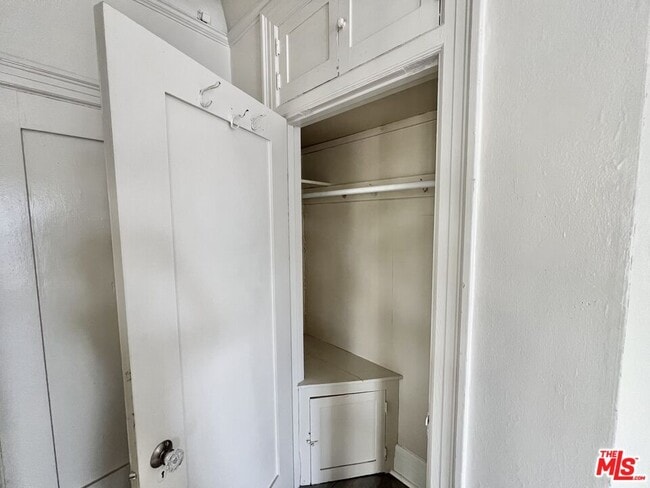 Building Photo - 946 S Burlington Ave