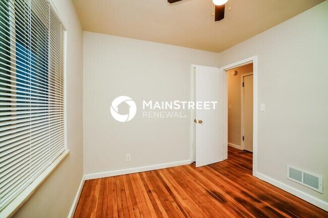 Building Photo - 3 Bedroom Pet-Friendly Home in COLUMBUS, OH with Main Street Renewal