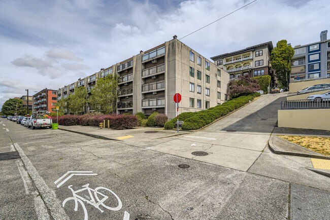 Building Photo - Stunning 2bed/2bath Condo with City Views ...