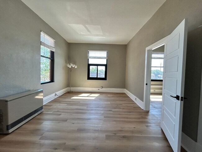 Building Photo - Bright 2nd Floor Apartment on 3rd Street -- Utilities Included!