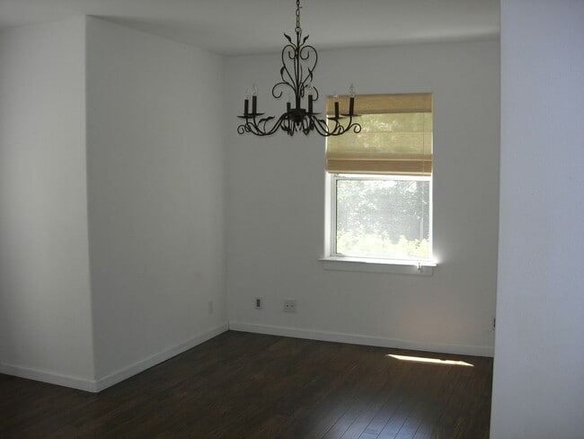 Building Photo - Lovely 2 story Home Walk to Downtown Grass...
