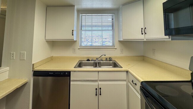 Building Photo - Las Vegas 2-Bed, 2-Bath Condo in Secure Ga...