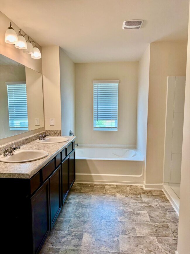 Building Photo - Beautiful 5 bedroom, 3 full bath home in D...