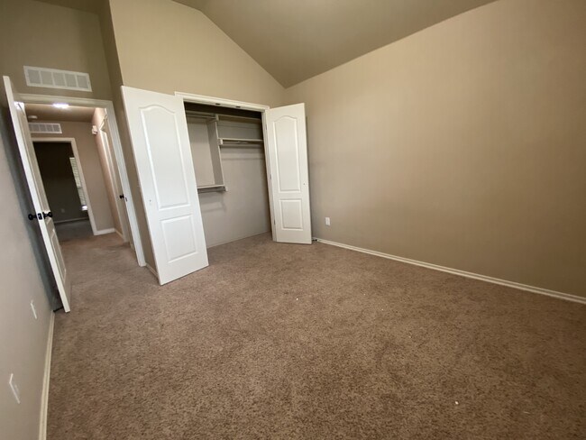 Building Photo - 3817 Kings Canyon Rd