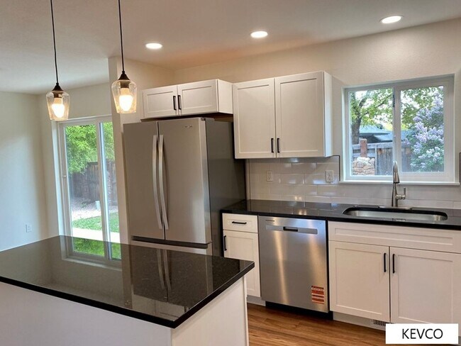 Building Photo - Tastefully Renovated Home!