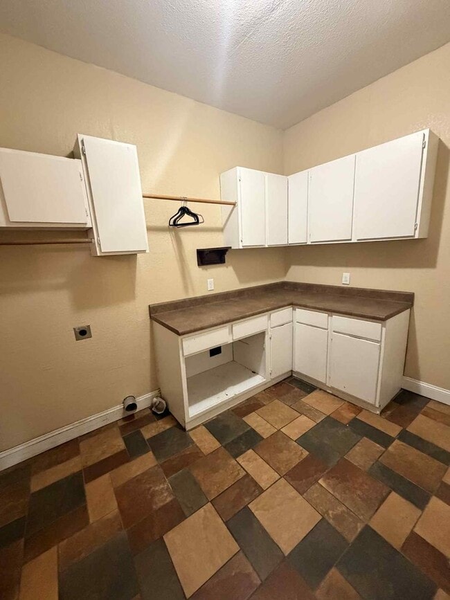 Building Photo - BEAUTIFUL 3 BEDROOM / 2 BATHROOM HOME IN J...