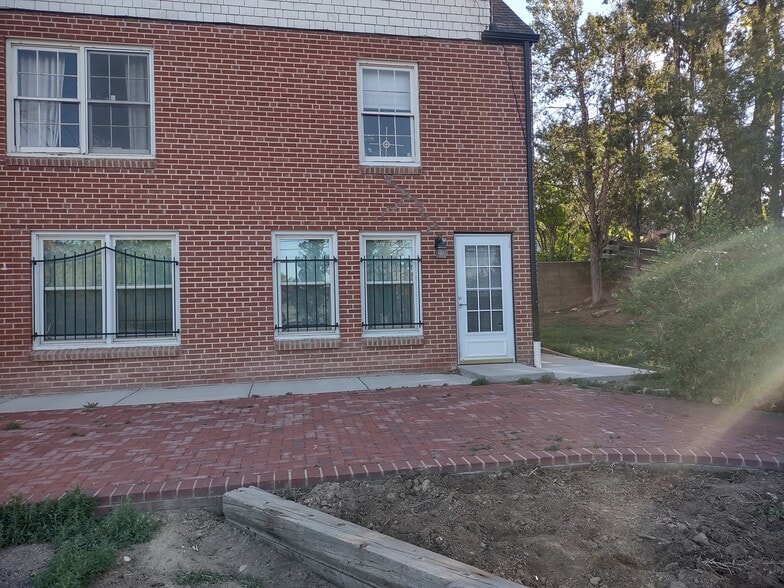 Building Photo - 700 W 17th St