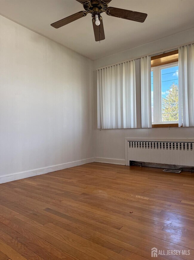 Building Photo - 355 Metlars Ln