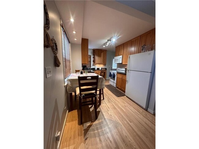 Building Photo - 629 E 67th St