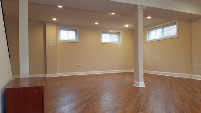 Building Photo - Spacious single family home in established Rockville neighborhood available now!