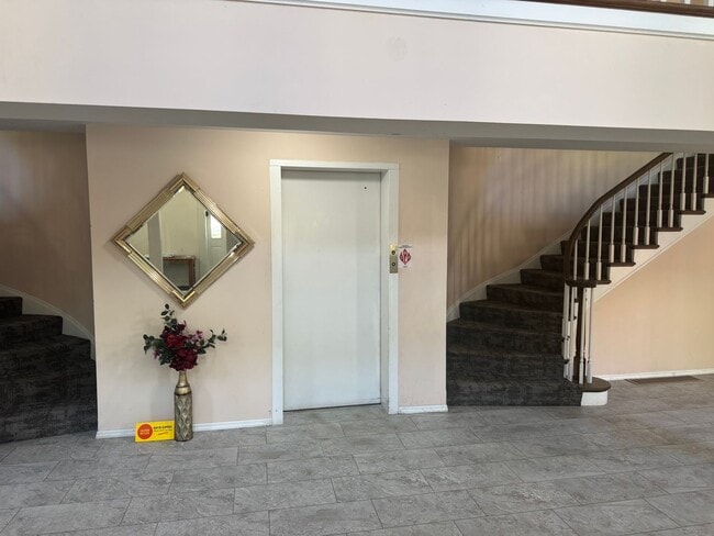 Building Photo - Spacious Well Kept Condo in West County (B...