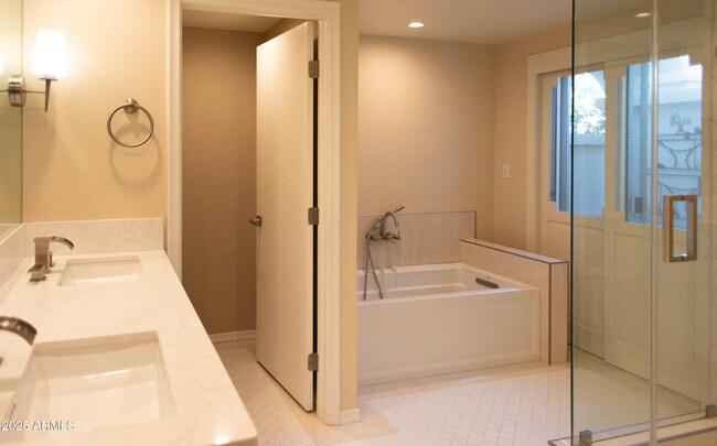 Building Photo - 6945 E Glenrosa Ave