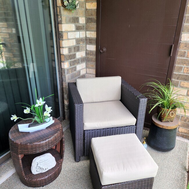 Building Photo - 2150 Valencia Dr