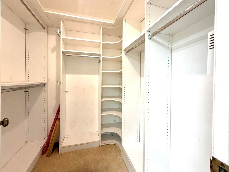 Building Photo - 5670 Piping Rock Dr