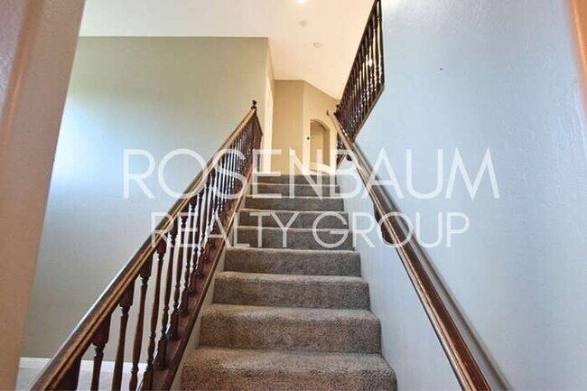 Building Photo - Stunning 4-bedrooms, 3.5 baths home with a...