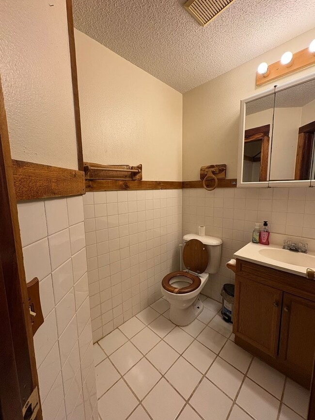 Building Photo - Cozy 2 Bedroom Retreat Available SOON!