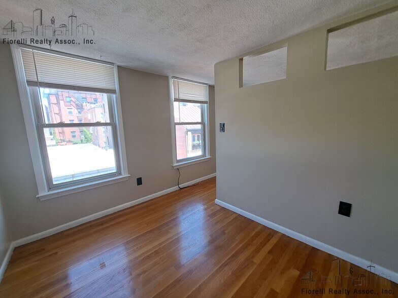 Building Photo - 18 Parmenter St