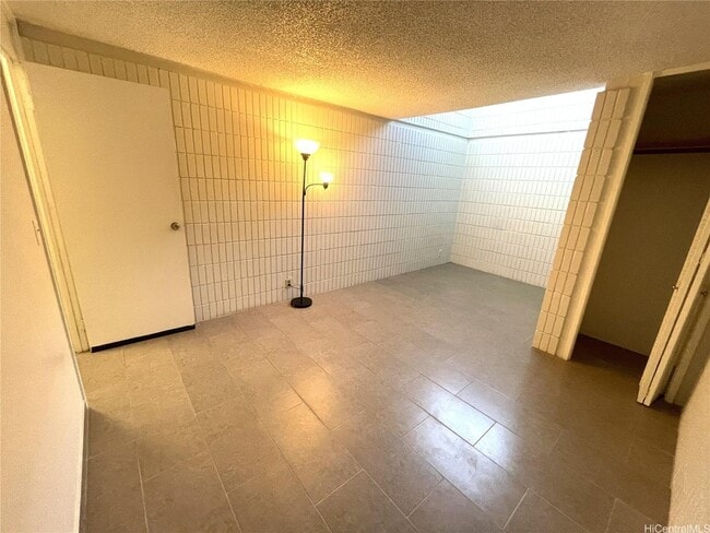 Building Photo - Spacious 3 Bed / 2 Bath – Nuuanu Park Place – Garden-Level Unit