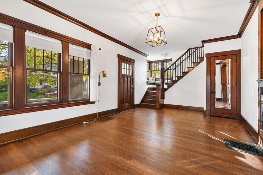 Building Photo - 127 Trowbridge St NE