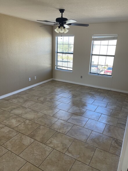 Living room, ceiling fan & light, tiled flooring - 1305 Kings Way