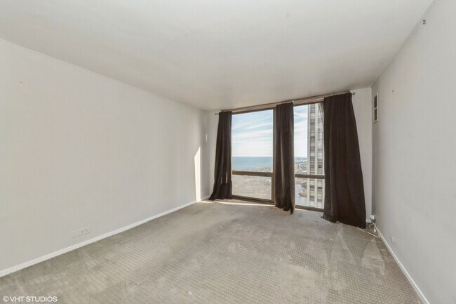 Building Photo - 2650 N Lakeview Ave