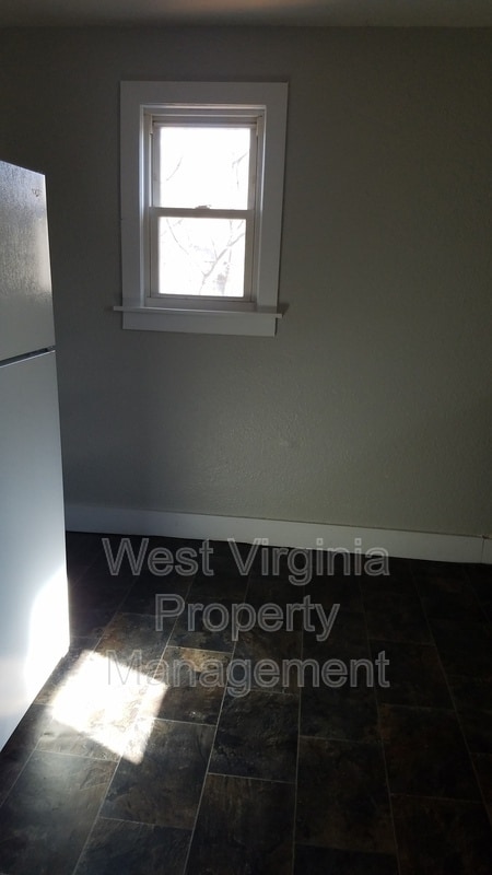 Building Photo - 807 S Oakwood Ave