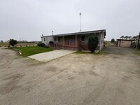 Building Photo - Pleasant Country Home Available Now!