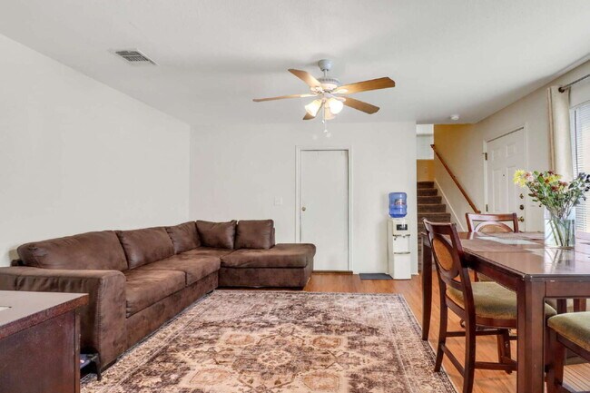Building Photo - 1 Small pet allowed, multi year lease discount available upon request.