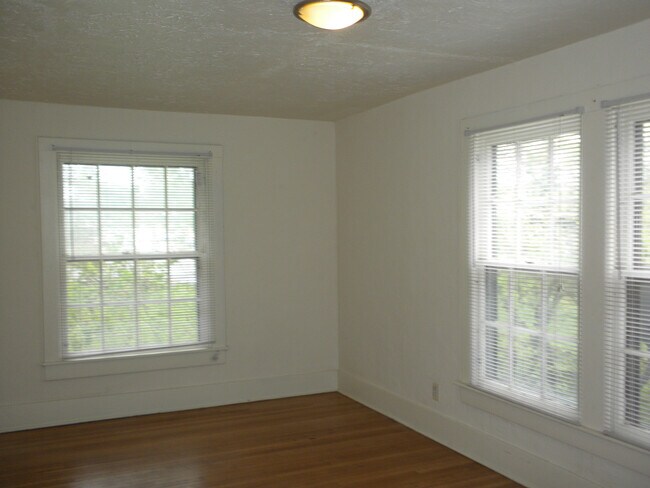 Building Photo - 2 Bedroom Home-Downtown