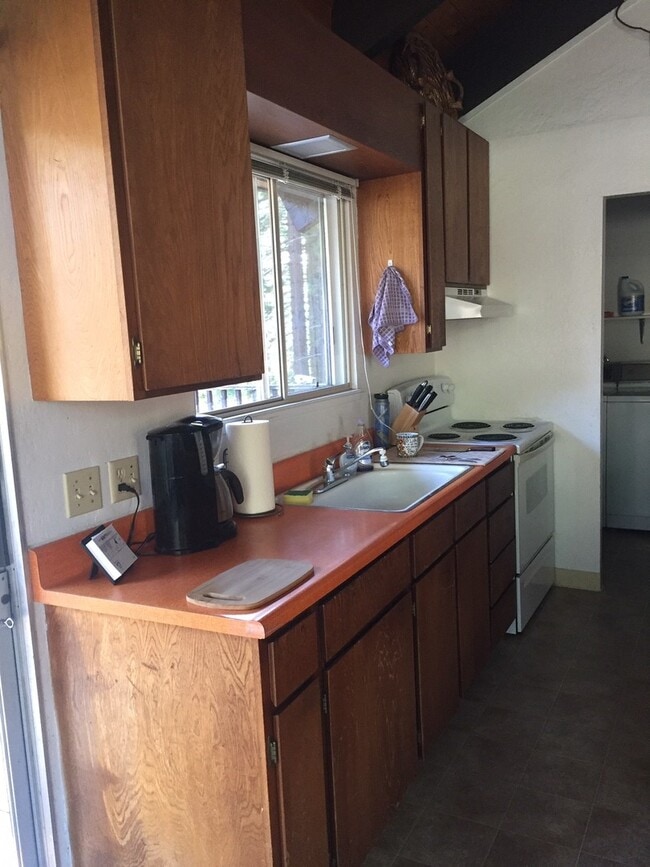 Building Photo - Great Location off Pioneer Trail in South ...
