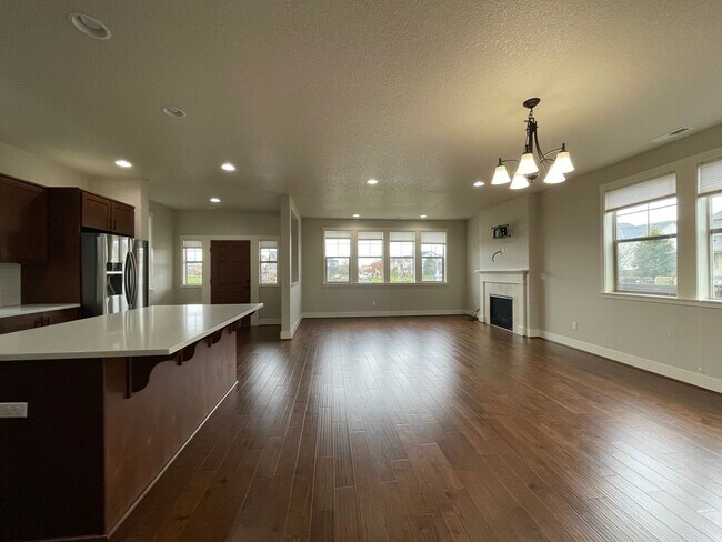Building Photo - Lovely North Plains 4Bd 2.5Ba Home with Ja...