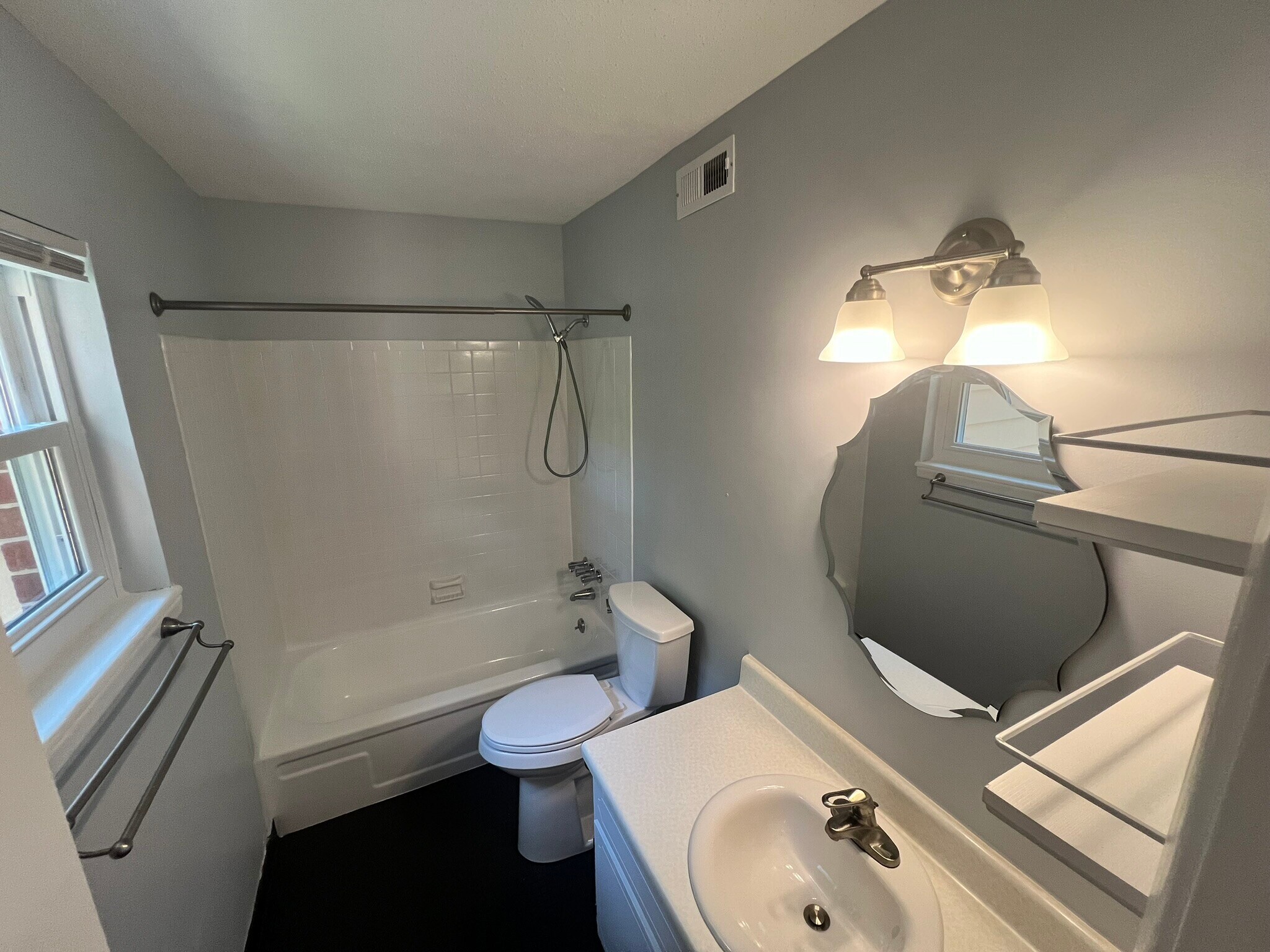 Building Photo - 1100 Skyland Dr