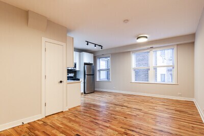 Building Photo - 654 W Wellington Ave