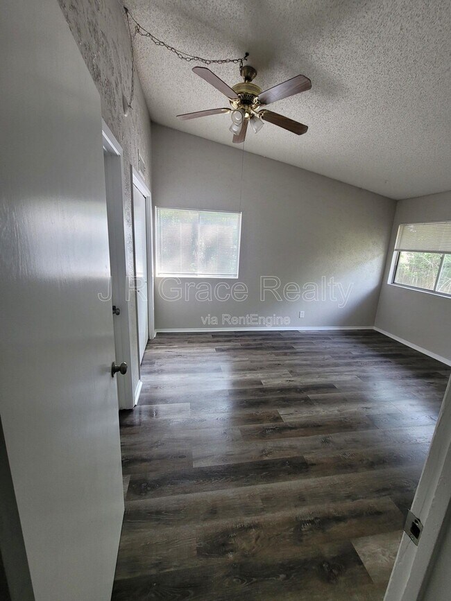 Building Photo - 2225 Charboneau Dr