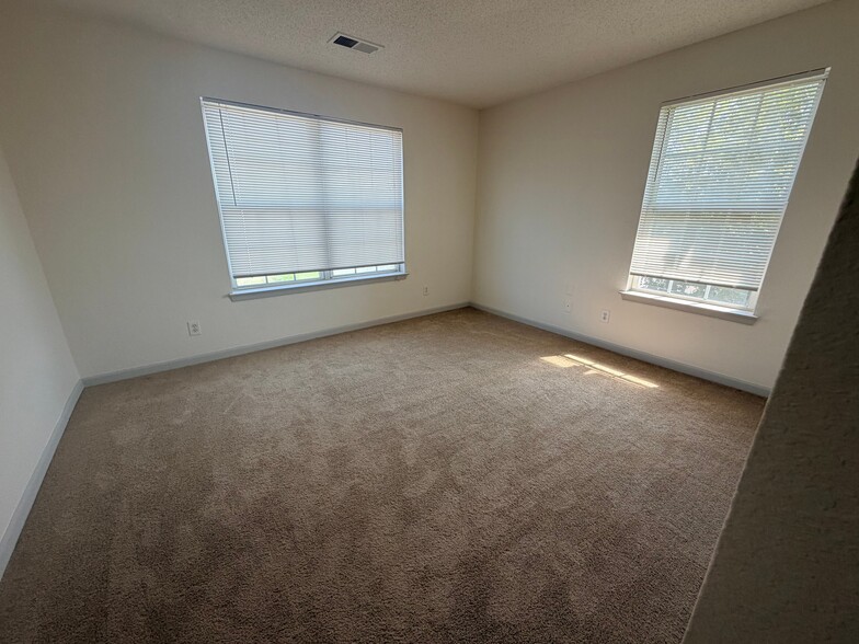 Building Photo - 811 Brassie Ln