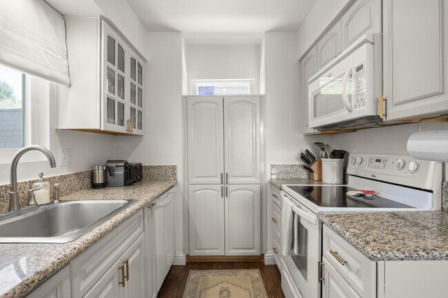 Building Photo - 27462 Country Glen Rd