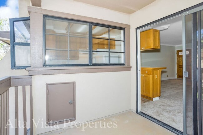 Building Photo - Villa La Jolla Dr 8840-204