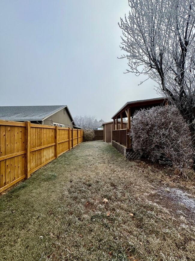 Building Photo - Adorable Home in SW Redmond with Huge Back...