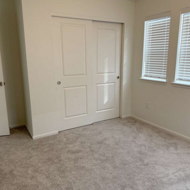 Building Photo - 450 Canadian Crossing Dr