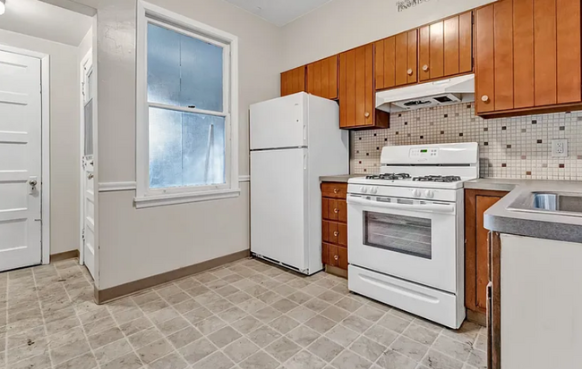 Fully equipped kitchen - 261 Richmond Ave