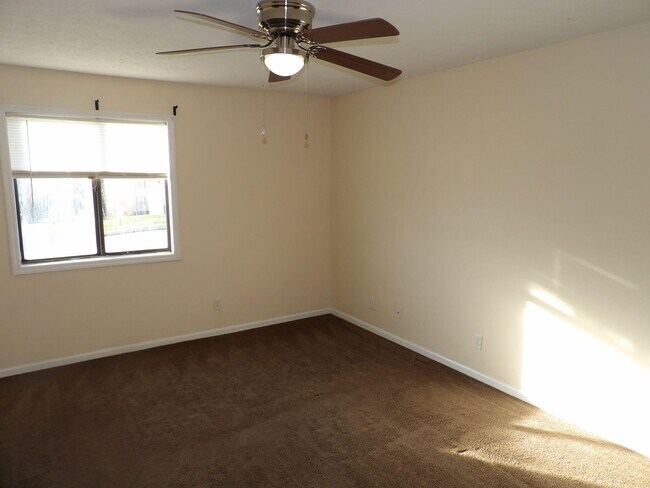 Building Photo - 65 Ashwood Ct