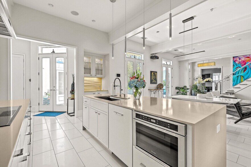 Building Photo - 310 Rivers St