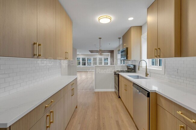 Building Photo - 6304 N Troy St