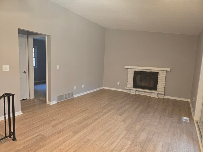 Building Photo - 5580 Shorewood Ln